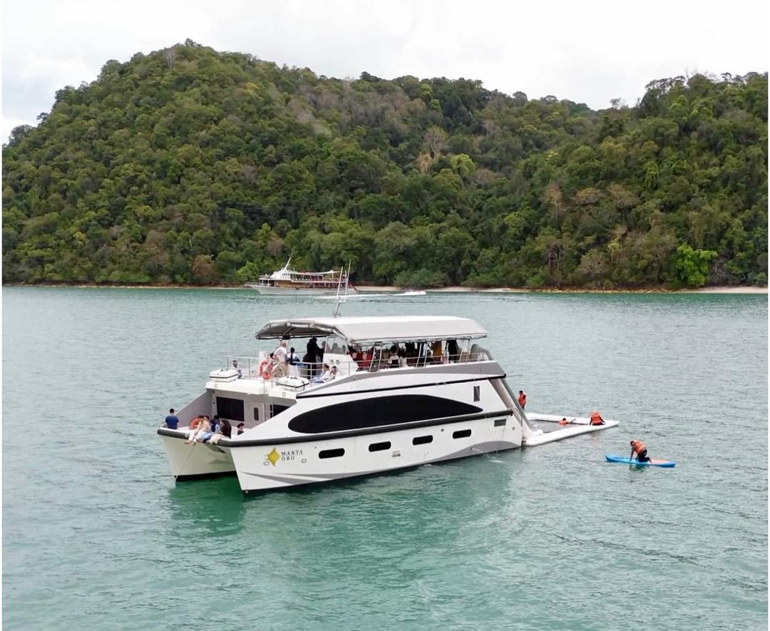 Manta Oro Sunset Dinner Cruise